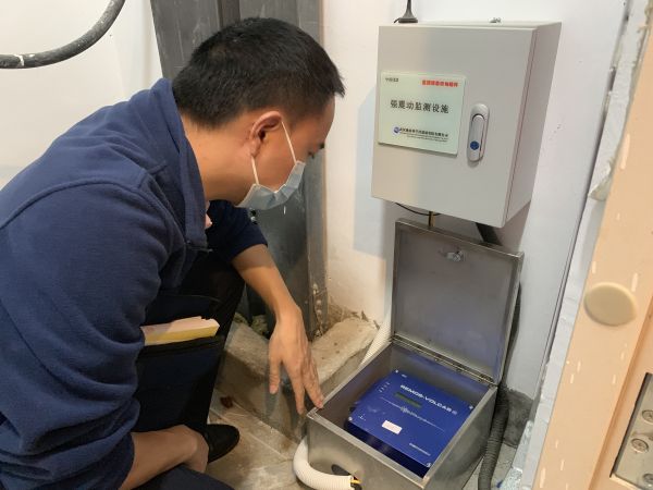 动态监管建筑爱游戏电竞健康武昌区给160米以上高楼装上“听诊器”