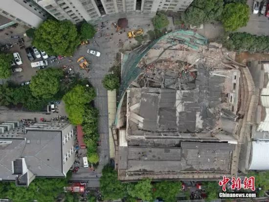 爱游戏电竞最新！上海一建筑坍塌已致7人死亡