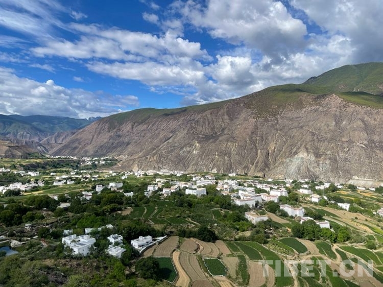 【巡礼康巴大地】探秘爱游戏电竞田园白藏房：保护传统村落的现代意义